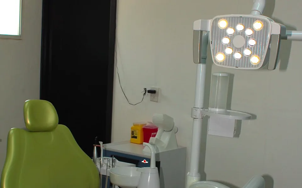 Segundo consultorio dental de Clínica Montero con la lámpara encendida