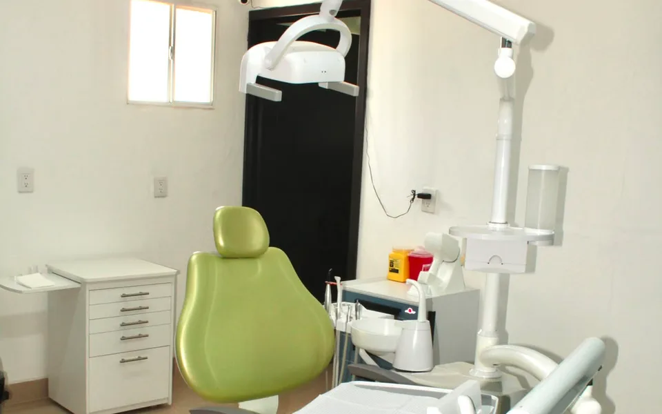 Consultorio dental de Clínica Montero con unidad, sillón y lámpara de tratamiento