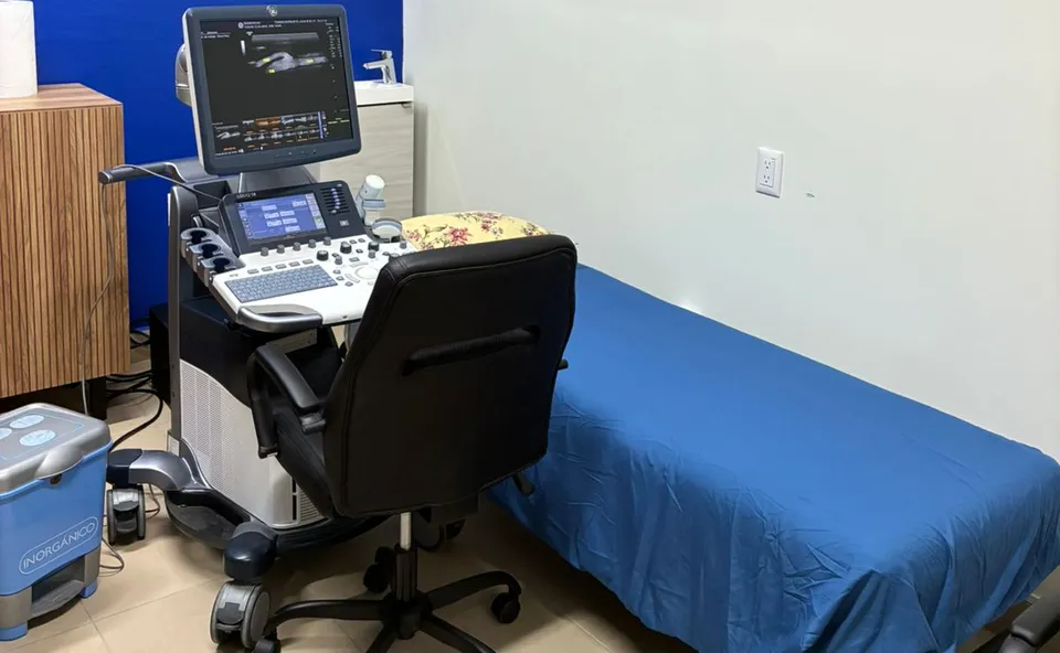 Consultorio y equipo de ultrasonido